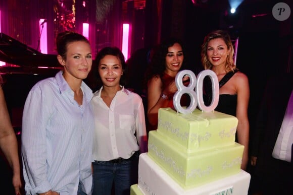 Lorie, Aïda Touihri, Saïda Jawad, Eleonore Boccara posent autour du gâteau lors de la soirée pour les 80 ans du parfum Pour Un Homme de Caron, au Théâtre du Renard, à Paris, le 9 octobre 2014.