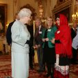  Malala Yousafzai avec la reine Elizabeth II &agrave; Buckingham Palace, le 18 octobre 2013 &agrave; Londres 