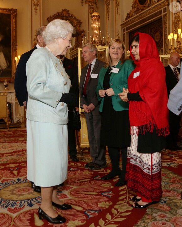 Malala Yousafzai avec la reine Elizabeth II à Buckingham Palace, le 18 octobre 2013 à Londres