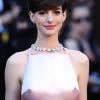 Anne Hathaway et sa poitrine ont capté l'attention lors de la 85e cérémonie des Oscars au Dolby Theatre de Los Angeles, le 24 février 2013.