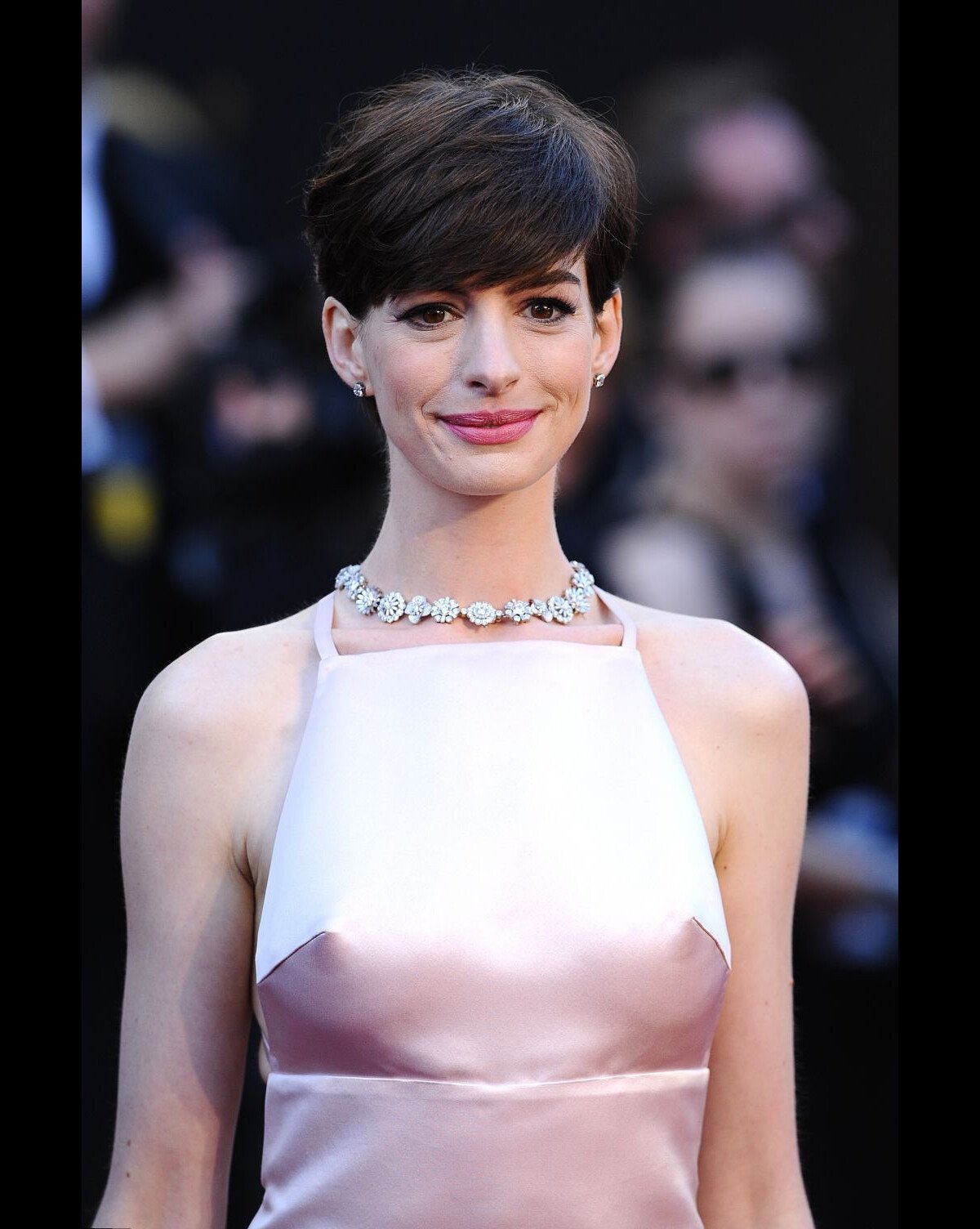 Anne Hathaway parle du ''Hathahate'' et... de ses seins - Purepeople
