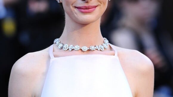 Anne Hathaway parle du ''Hathahate'' et... de ses seins