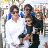 Kris Jenner joue à la grand-mère modèle avec North, Penelope et Mason au Farmer's Market de Calabasas le 11 octobre 2014