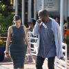 Un couple souriant ! Kim Kardashian et Kanye West lors d'une sortie décontractée et en amoureux à Los Angeles le 12 octobre 2014