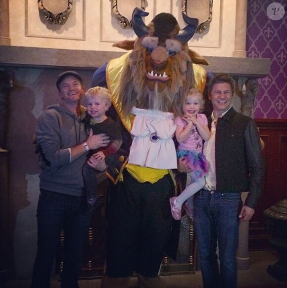 Neil Patrick Harris et son mari David Burtka avec leurs enfants, le 2 décembre 2013