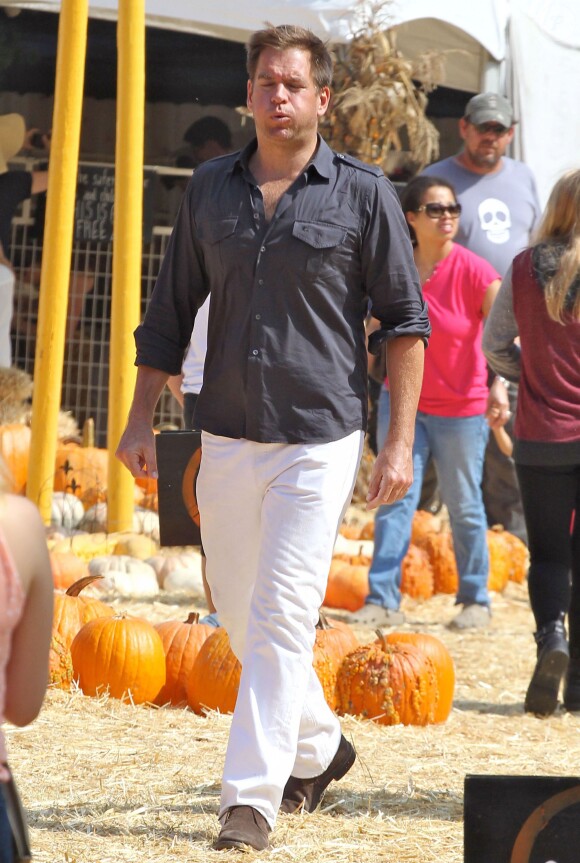 Michael Weatherly légèrement exaspéré chez Mr. Bones Pumpkin Patch à West Hollywood, le 12 octobre 2014 pour préparer Halloween