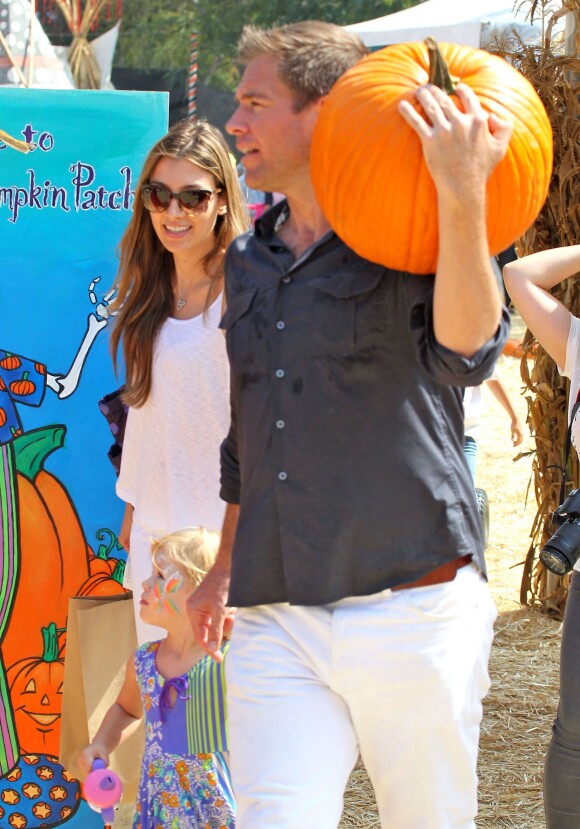 Michael Weatherly, accompagné de sa femme Bojana et leur fille Olivia ont fait leurs emplettes chez Mr. Bones Pumpkin Patch à West Hollywood, le 12 octobre 2014 et ont acheté une énorme citrouille