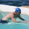 Chris North se baigne dans une piscine à Sydney, le 12 octobre 2014.