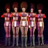 Le 9 octobre 2014, sur la scène de leur cabaret, les danseuses du Crazy Horse, habillées par le chocolatier Patrice Chapon, essayaient leur nouveau costume en chocolat en vue de leur participation au Salon du Chocolat.