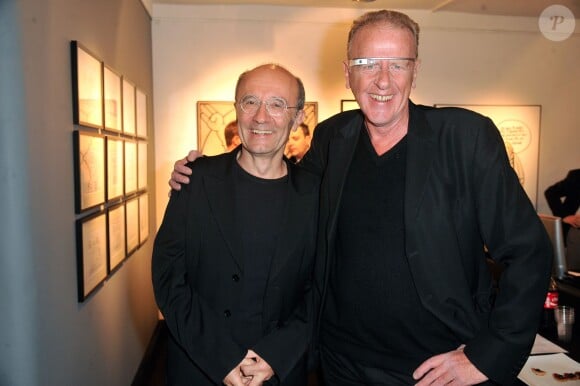 Jean Teulé, le compagnon de Miou-Miou, et Philippe Geluck - Vernissage de l'exposition "Tout L'Art Du Chat" de Philippe Geluck à la galerie Huberty-Breyne à Paris, le 14 octobre 2014.