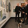 Philippe Geluck, Michel Drucker et sa chienne Isia - Vernissage de l'exposition "Tout L'Art Du Chat" de Philippe Geluck à la galerie Huberty-Breyne à Paris, le 14 octobre 2014.