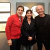 Philippe geluck pose avec Shirley et Dino (Corinne et Gilles Benizio) - Vernissage de l'exposition "Tout L'Art Du Chat" de Philippe Geluck à la galerie Huberty-Breyne à Paris, le 14 octobre 2014.