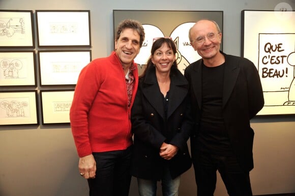 Philippe geluck pose avec Shirley et Dino (Corinne et Gilles Benizio) - Vernissage de l'exposition "Tout L'Art Du Chat" de Philippe Geluck à la galerie Huberty-Breyne à Paris, le 14 octobre 2014.