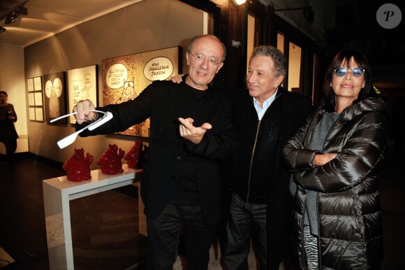 Philippe Geluck fait la démonstration des "Google Glass" à Michel Drucker et à Françoise Coquet - Vernissage de l'exposition "Tout L'Art Du Chat" de Philippe Geluck à la galerie Huberty-Breyne à Paris, le 14 octobre 2014.