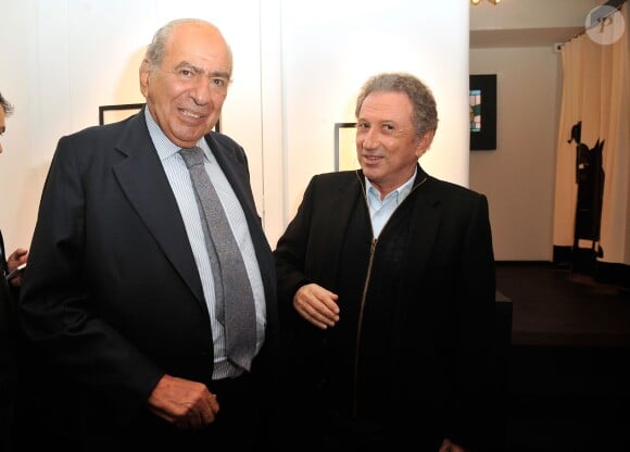 Pierre Bénichou et Michel Drucker - Vernissage de l'exposition "Tout L'Art Du Chat" de Philippe Geluck à la galerie Huberty-Breyne à Paris, le 14 octobre 2014.