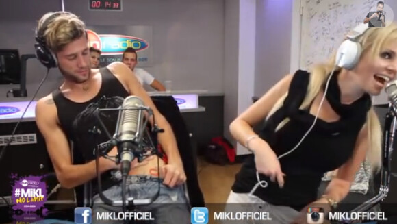 La Ch'ti Adixia et le Marseillais Paga dévoilent leur tatouage commun dans l'émission de radio de Mikl sur Fun radio. Octobre 2014.