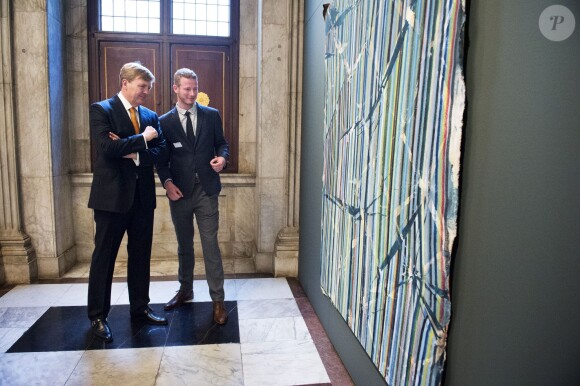 Willem-Alexander des Pays-Bas lors d'une remise de prix de peinture à de jeunes artistes le 10 octobre 2014 à Amsterdam