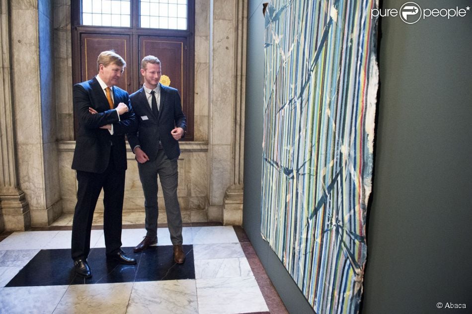 Willem-Alexander des Pays-Bas lors d&#039;une remise de prix de peinture à de jeunes artistes le 10 octobre 2014 à Amsterdam