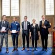 Willem-Alexander des Pays-Bas lors d'une remise de prix de peinture à de jeunes artistes le 10 octobre 2014 à Amsterdam