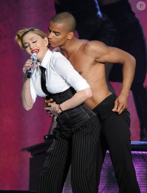 Le chanteur Madonna et le danseur Brahim Zaibat complices sur scène à l'occasion de la tournée de la chanteuse, MDNA, effectuée en 2012