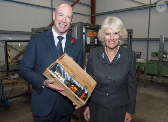 Camilla Parker Bowles, présidente de l'association des vignobles du Royaume-Uni, a fait une dégustation dans les caves du domaine Chapel Down dans le Kent, le 15 octobre 2014.