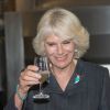 Camilla Parker Bowles, présidente de l'association des vignobles du Royaume-Uni, a fait une dégustation dans les caves du domaine Chapel Down dans le Kent, le 15 octobre 2014.