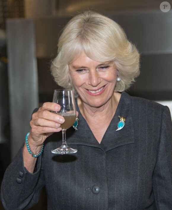 Camilla Parker Bowles, présidente de l'association des vignobles du Royaume-Uni, a fait une dégustation dans les caves du domaine Chapel Down dans le Kent, le 15 octobre 2014.