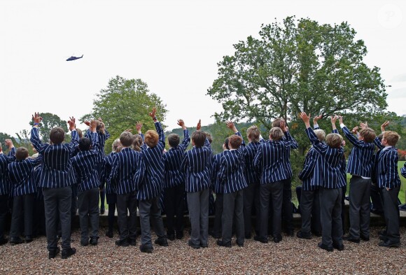 Camilla Parker Bowles, duchesse de Cornouailles, visitait le 15 octobre 2014 l'école Saint Ronan, à Hawkhurst, dans le Kent, ancienne école de son frère Mark Shand, décédé en avril 2014. Elle venait notamment y inaugurer un terrain de sport baptisé Shandy-Ba, surnom de son défunt frère.