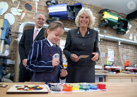 Camilla Parker Bowles, duchesse de Cornouailles, visitait le 15 octobre 2014 l'école Saint Ronan, à Hawkhurst, dans le Kent, ancienne école de son frère Mark Shand, décédé en avril 2014. Elle venait notamment y inaugurer un terrain de sport baptisé Shandy-Ba, surnom de son défunt frère.