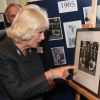 Camilla Parker Bowles devant une photo de classe de son frère Mark. La duchesse de Cornouailles visitait le 15 octobre 2014 l'école Saint Ronan, à Hawkhurst, dans le Kent, ancienne école de son frère Mark Shand, décédé en avril 2014. Elle venait notamment y inaugurer un terrain de sport baptisé Shandy-Ba, surnom de son défunt frère.