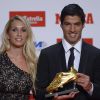 Le footballeur Luis Suarez reçoit le Soulier d'or en compagnie de sa femme Sofia Balbi à Barcelone en Espagne le 15 octobre 2014.