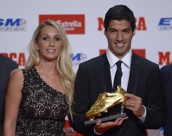 Le footballeur Luis Suarez reçoit le Soulier d'or en compagnie de sa femme Sofia Balbi à Barcelone en Espagne le 15 octobre 2014.