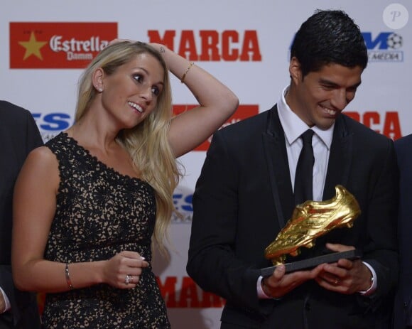 Le footballeur Luis Suarez reçoit le Soulier d'or à côté de sa femme Sofia Balbi à Barcelone en Espagne le 15 octobre 2014.