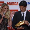 Luis Suarez reçoit le Soulier d'or en compagnie de sa femme Sofia Balbi à Barcelone en Espagne le 15 octobre 2014.