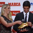 Le footballeur du Barça Luis Suarez reçoit le Soulier d'or en compagnie de sa femme Sofia Balbi à Barcelone en Espagne le 15 octobre 2014.