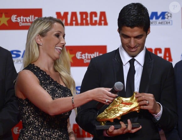 Le footballeur du Barça Luis Suarez reçoit le Soulier d'or en compagnie de sa femme Sofia Balbi à Barcelone en Espagne le 15 octobre 2014.