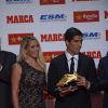 Le footballeur Luis Suarez reçoit le Soulier d'or en compagnie de sa femme Sofia Balbi à Barcelone en Espagne le 15 octobre 2014.
