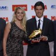 La star du foot Luis Suarez reçoit le Soulier d'or en compagnie de sa femme Sofia Balbi à Barcelone en Espagne le 15 octobre 2014.