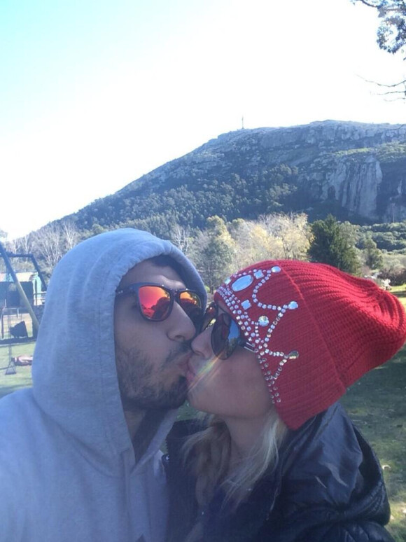 Luis Suarez fête ses 12 ans d'amour avec Sofia en postant cette jolie photo sur Twitter le 8 octobre 2014.