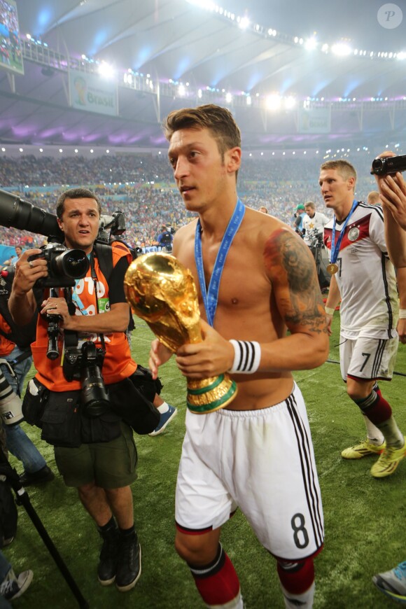 Mesut Özil après la victoire de l'Allemagne en finale de la Coupe du monde au Brésil, le 13 juillet 2014 au stade Maracanã de Rio de Janeiro