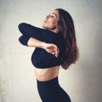 Zoe Félix : Sexy, elle enlève ses vêtements pour dévoiler sa lingerie