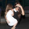 Victoria Beckham arrive avec ses enfants Romeo, Cruz, et Harper à Los Angeles le 16 octobre 2014.