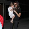 Victoria Beckham arrive avec ses enfants Romeo, Cruz, et Harper à Los Angeles le 16 octobre 2014.