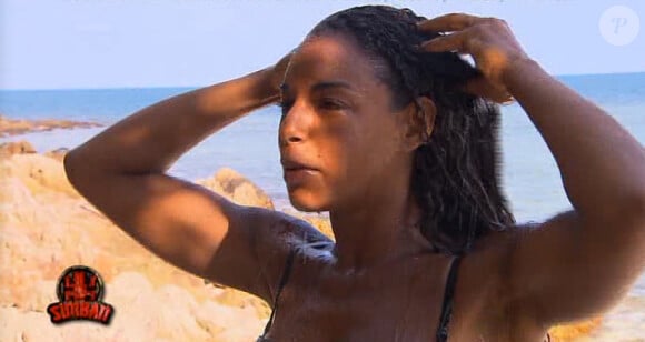Christina profite de la récompense de l'épreuve de confort - Quatrième épisode de "Koh-Lanta 2014". Diffusé le 3 octobre 2014 sur TF1.