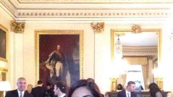 Prince Andrew : Le duc d'York en a marre des selfies... mais s'incruste dessus !