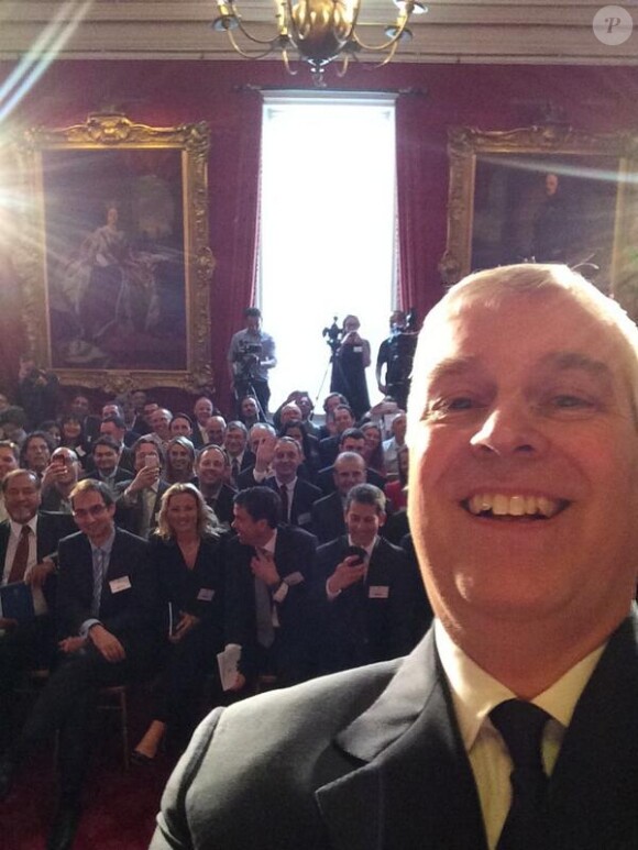 Le prince Andrew, duc d'York : Selfie le 2 avril 2014 lors de Pitch@Palace au Palais St James