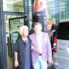 L'actrice Lynda Bellingham signe des autographes et prend la pose aux côtés de son mari. Octobre 2014. A 66 ans, la comédienne a avoué être mourante et ne pas souhaiter poursuivre ses traitements.
