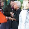 La comédienne Lynda Bellingham signe des autographes. Octobre 2014. A 66 ans, l'actrice a avoué être mourante et ne pas souhaiter poursuivre ses traitements.