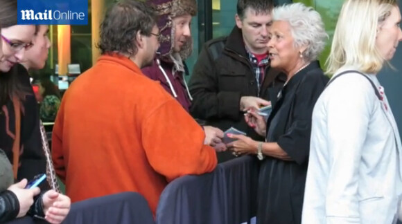 La comédienne Lynda Bellingham signe des autographes. Octobre 2014. A 66 ans, l'actrice a avoué être mourante et ne pas souhaiter poursuivre ses traitements.