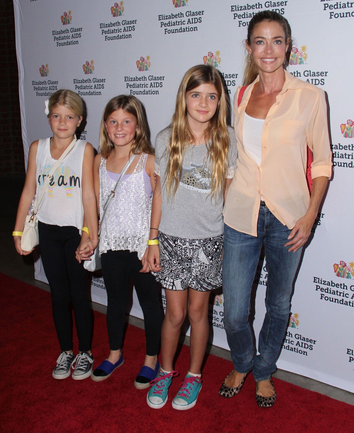 Denise Richards : Radieuse et relax pour un rare tapis rouge avec ses  filles - Purepeople